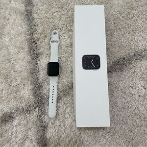 Apple Watch Series 5 silver aluminum case (40MM) w/ white wrist band